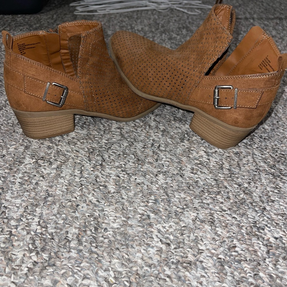 Universal Threads booties